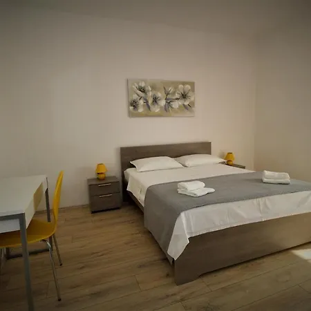 Guest house And With Parking Space Pag - 13060 Pag Town